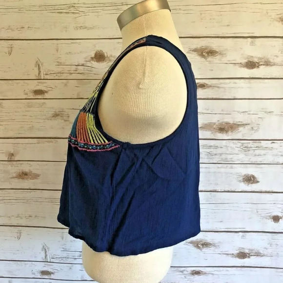FUN & FLIRT Women Sleeveless Pull-Over Embroidered Blue Crop Top Shirt Sz M NWT - Picture 9 of 11